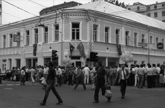 Opening of first Soviet-Australian bakery in Moscow