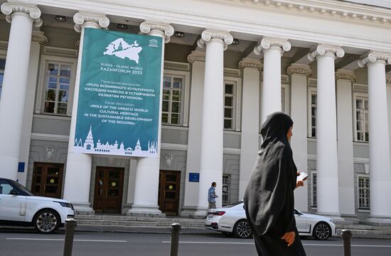 A banner on the building of Kazan Federal University with information about the panel discussion: The Role of UNESCO World Cultural Heritage in the Sustainable Development of Regions, which takes place on May 17 as part of the XIV International Economic Forum "RUSSIA — ISLAMIC WORLD: KAZANFORUM" 2023. Photos can be used if there is a mandatory link to the source. Location: Russia, Republic of Tatarstan, Kazan. Author: Alexey Maishev/ANO “Directorate for Sports and Social Projects”. Kazan ahead of KAZANFORUM 2023