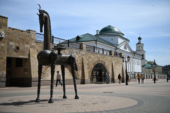 The Kon-Strana (Horse Country) sculpture on Bauman Street in Kazan. Kazan will host the XIV International Economic Forum "RUSSIA — ISLAMIC WORLD: KAZANFORUM" 2023. Photos can be used if there is a mandatory link to the source. Location: Russia, Kazan. Author: Svetlana Shevchenko/ANO “Directorate for Sports and Social Projects”. Kazan ahead of KAZANFORUM 2023