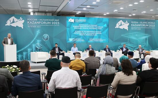 Participants in a session, Russia – Countries of the Muslim World in the New Matrix of International Economic Relations, held during the XIV International Economic Forum "Russia – Islamic World: KazanForum." Crediting the source is mandatory when using the photo. Location: Russia, Republic of Tatarstan, Kazan. Author: Vladimir Astapkovich/ANO “Directorate for Sports and Social Projects”. KAZANFORUM 2023. Russia – Countries of Muslim World in New Matrix of International Economic Relations