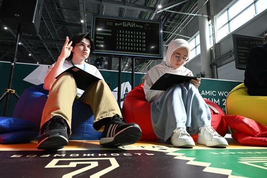 Participants in the Business Interactive Game on Islamic Finance "Buy," organized by the Russian Islamic University, as part of the XIV International Economic Forum RUSSIA — ISLAMIC WORLD: KAZANFORUM 2023. Crediting the source is mandatory when using the photo. Location: Russia, Republic of Tatarstan, Kazan. Author: Ilya Pitalev/ANO “Directorate for Sports and Social Projects”. KAZANFORUM 2023. Business Interactive Game on Islamic Finance "Buy"