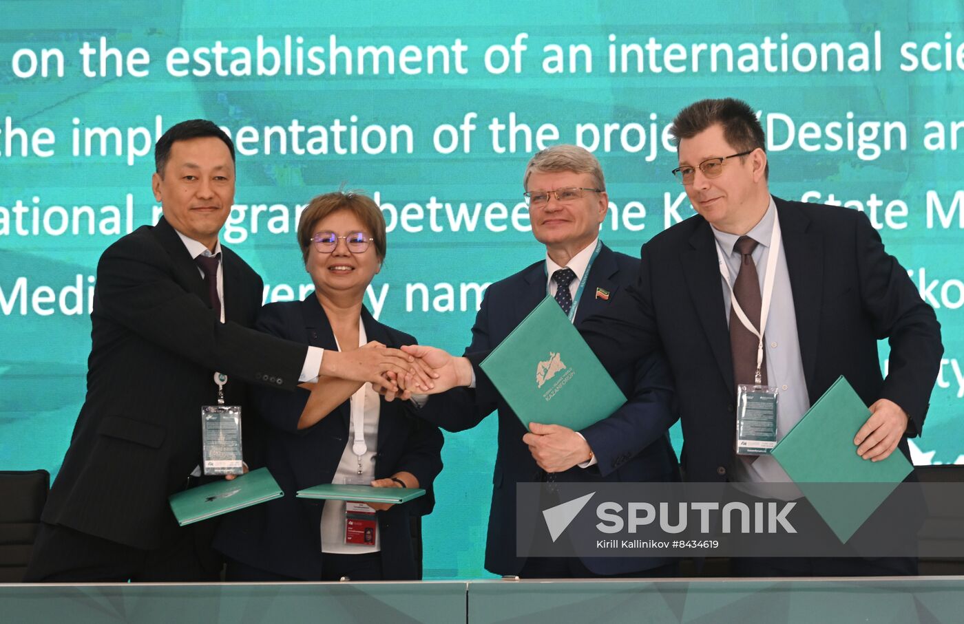 KAZANFORUM 2023. Signing documents