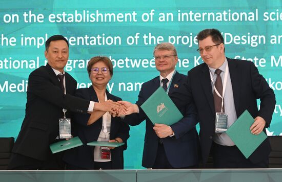 KAZANFORUM 2023. Signing documents