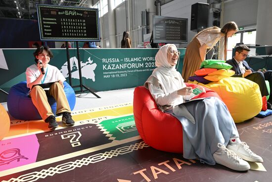 Participants in the Business Interactive Game on Islamic Finance "Buy," organized by the Russian Islamic University, as part of the XIV International Economic Forum RUSSIA — ISLAMIC WORLD: KAZANFORUM 2023. Crediting the source is mandatory when using the photo. Location: Russia, Republic of Tatarstan, Kazan. Author: Ilya Pitalev/ANO “Directorate for Sports and Social Projects”. KAZANFORUM 2023. Business Interactive Game on Islamic Finance "Buy"