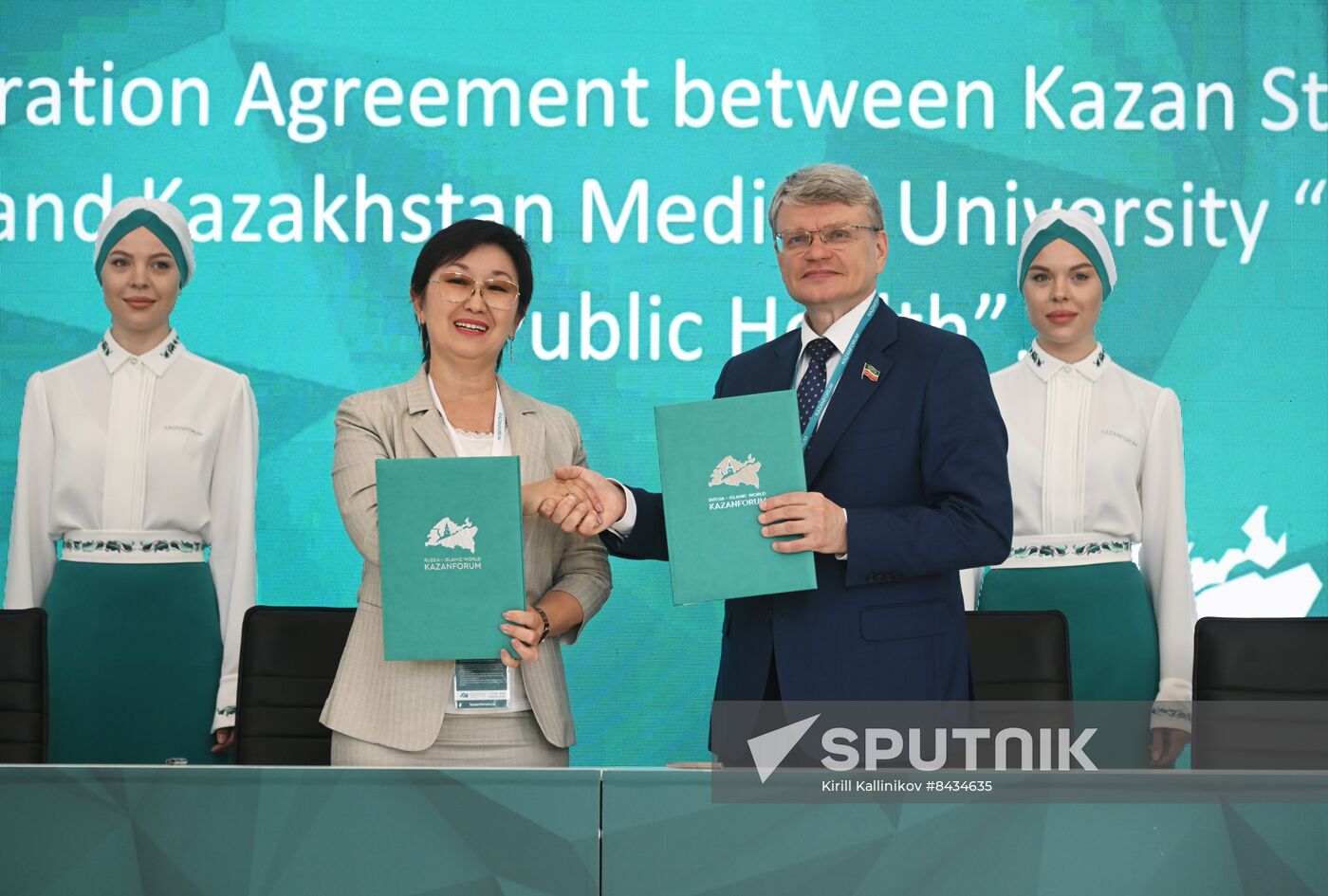 KAZANFORUM 2023. Signing documents