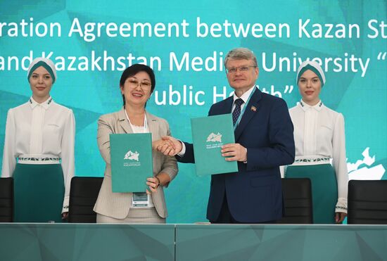 KAZANFORUM 2023. Signing documents