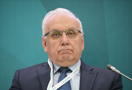 Rail Galiakhmetov, Doctor of Economics, Professor, Vice Rector for Strategic Communications and
Development, Professor of the Department of Economics and Organization Management, takes part in a session, Russia – Countries of the Muslim World in the New Matrix of International Economic Relations, during the XIV International Economic Forum "Russia – Islamic World: KazanForum." Crediting the source is mandatory when using the photo. Location: Russia, Republic of Tatarstan, Kazan. Author: Vladimir Astapkovich/ANO “Directorate for Sports and Social Projects”. KAZANFORUM 2023. Russia – Countries of Muslim World in New Matrix of International Economic Relations