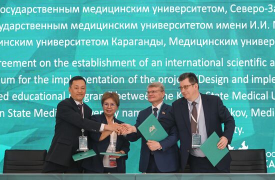 KAZANFORUM 2023. Signing documents