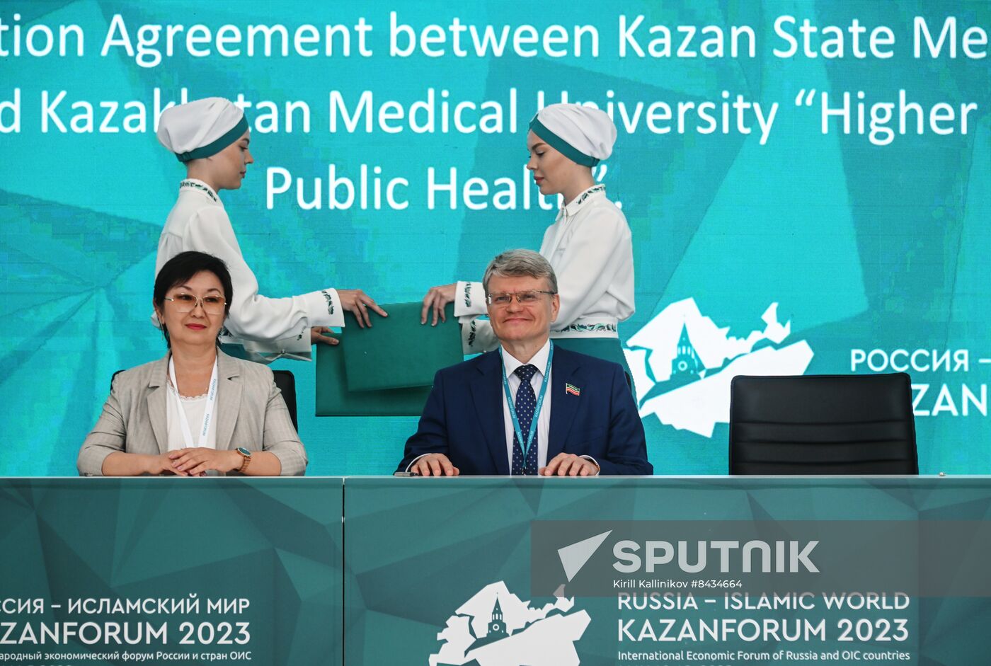 KAZANFORUM 2023. Signing documents
