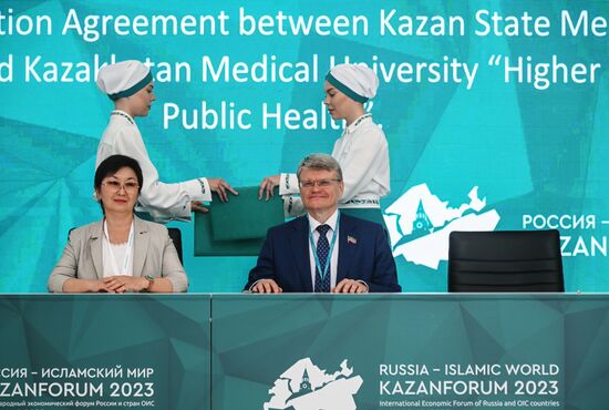 KAZANFORUM 2023. Signing documents