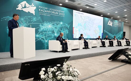 Participants of the session on the development of the North-South international transport corridor held as part of the 14th Russia - Islamic World: KazanForum International Economic Forum. Crediting the source is mandatory when using the photo. Location: Russia, Republic of Tatarstan, Kazan. Author: Alexey Maishev/ANO “Directorate for Sports and Social Projects”. KAZANFORUM 2023. On the development of the North-South international transport corridor