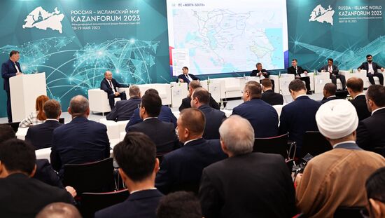 Participants of the session on the development of the North-South international transport corridor held as part of the 14th Russia - Islamic World: KazanForum International Economic Forum. Crediting the source is mandatory when using the photo. Location: Russia, Republic of Tatarstan, Kazan. Author: Alexey Maishev/ANO “Directorate for Sports and Social Projects”. KAZANFORUM 2023. On the development of the North-South international transport corridor