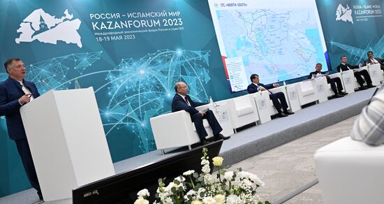 Participants of the session on the development of the North-South international transport corridor held as part of the 14th Russia - Islamic World: KazanForum International Economic Forum. Crediting the source is mandatory when using the photo. Location: Russia, Republic of Tatarstan, Kazan. Author: Alexey Maishev/ANO “Directorate for Sports and Social Projects”. KAZANFORUM 2023. On the development of the North-South international transport corridor