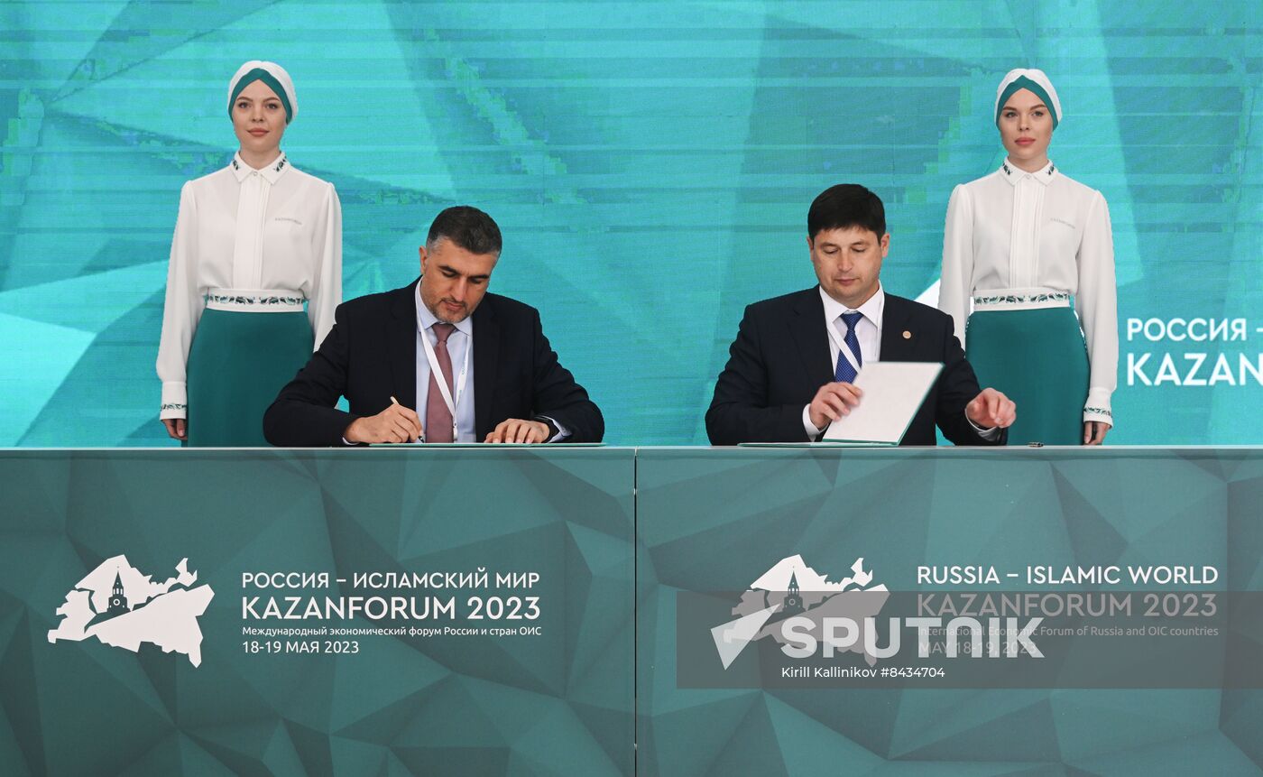 KAZANFORUM 2023. Signing documents