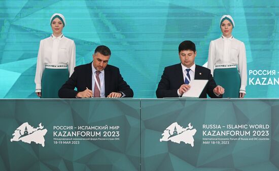 KAZANFORUM 2023. Signing documents