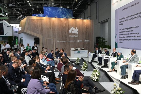 Participants in the session on Technological Sovereignty as a Guarantee of Sustainable Development in the Modern World as part of the XIV International Economic Forum RUSSIA — ISLAMIC WORLD: KAZANFORUM 2023. Crediting the source is mandatory when using the photo. Location: Russia, Republic of Tatarstan, Kazan. Author: Maksim Bogodvid/ANO “Directorate for Sports and Social Projects”. KAZANFORUM 2023. Technological Sovereignty as a Guarantee of Sustainable Development in the Modern World