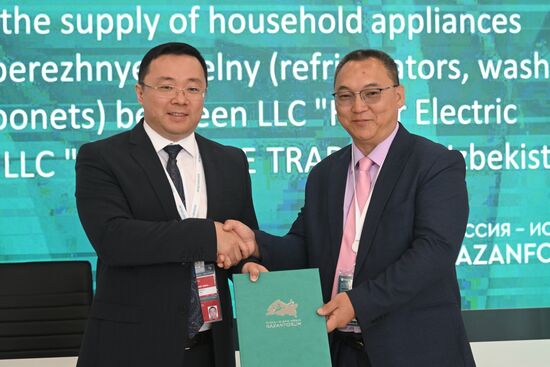 KAZANFORUM 2023. Signing documents