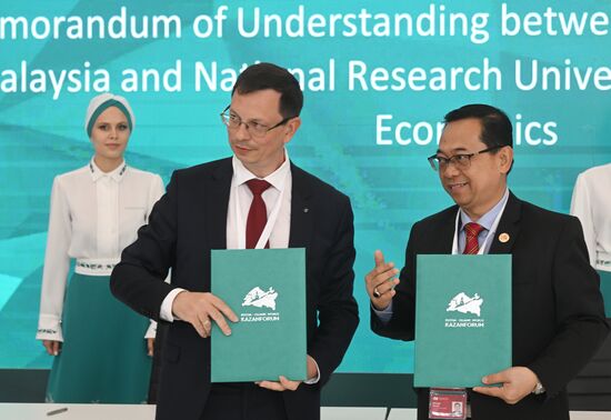 KAZANFORUM 2023. Signing documents