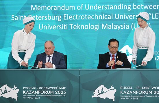 KAZANFORUM 2023. Signing documents