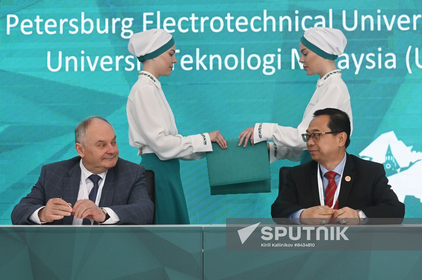 KAZANFORUM 2023. Signing documents