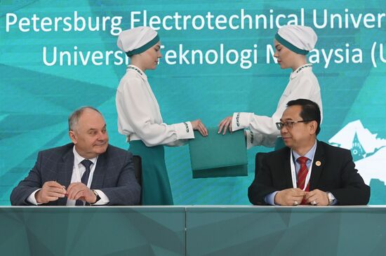 KAZANFORUM 2023. Signing documents