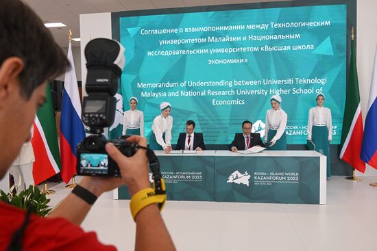 KAZANFORUM 2023. Signing documents