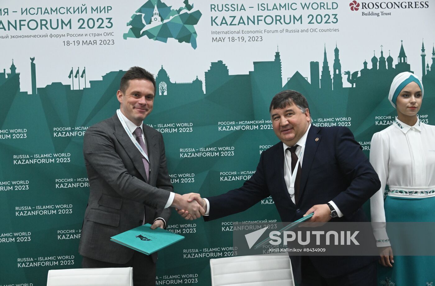 KAZANFORUM 2023. Signing documents