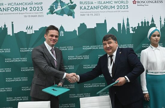 KAZANFORUM 2023. Signing documents