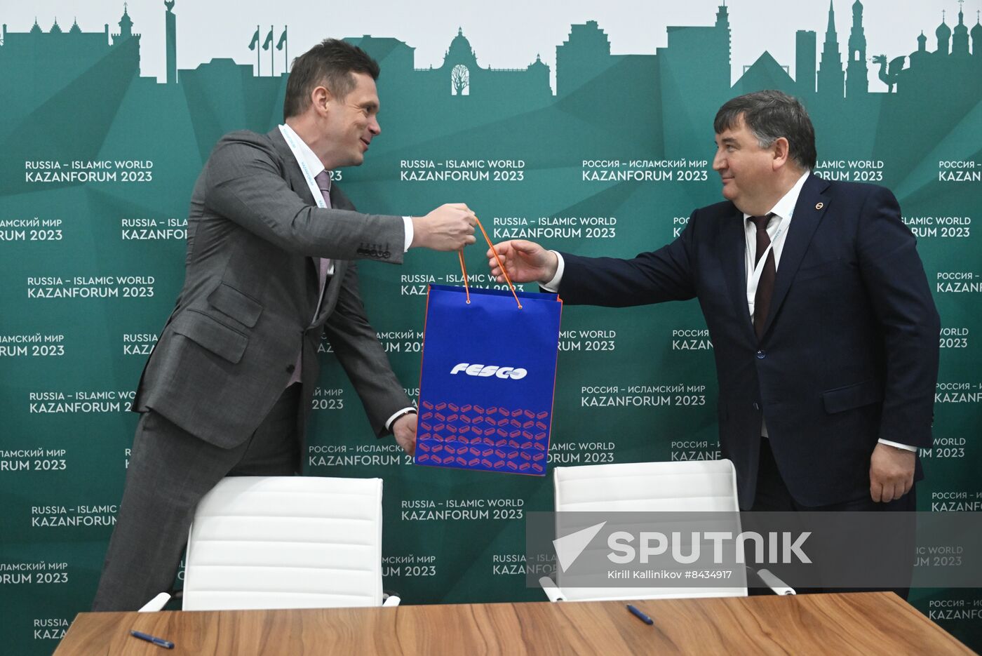 KAZANFORUM 2023. Signing documents