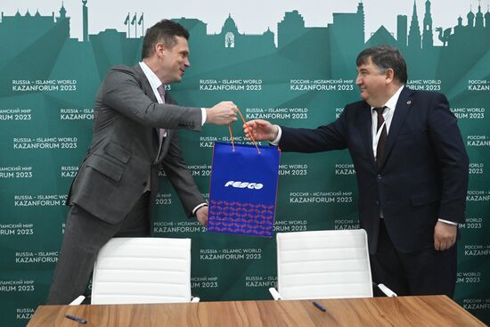 KAZANFORUM 2023. Signing documents