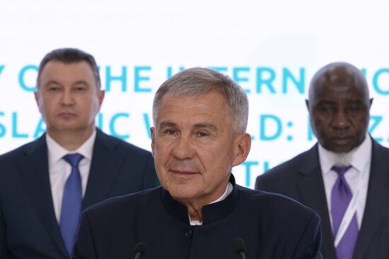 Center: Head of the Tatarstan Republic Rustam Minnikhanov at an official opening ceremony of the international exhibition RUSSIA HALAL EXPO 2023, part of the 14th International Economic Forum RUSSIA — ISLAMIC WORLD: KAZANFORUM. Crediting the source is mandatory when using the photo. Location: Russia, Republic of Tatarstan, Kazan. Author: Evgeny Biyatov/ANO “Directorate for Sports and Social Projects”. KAZANFORUM 2023. Official opening ceremony of international exhibition RUSSIA HALAL EXPO 2023