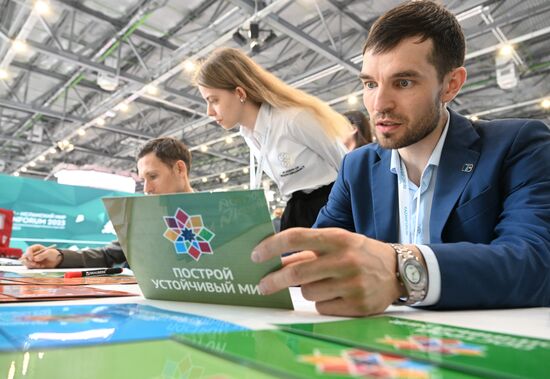 Participants in the Sustainable World Game, organized by the Youth Diplomacy Academy, part of the 14th International Economic Forum RUSSIA — ISLAMIC WORLD: KAZANFORUM. Crediting the source is mandatory when using the photo. Location: Russia, Republic of Tatarstan, Kazan. Author: Ilya Pitalev/ANO “Directorate for Sports and Social Projects”. KAZANFORUM 2023. Sustainable World Game