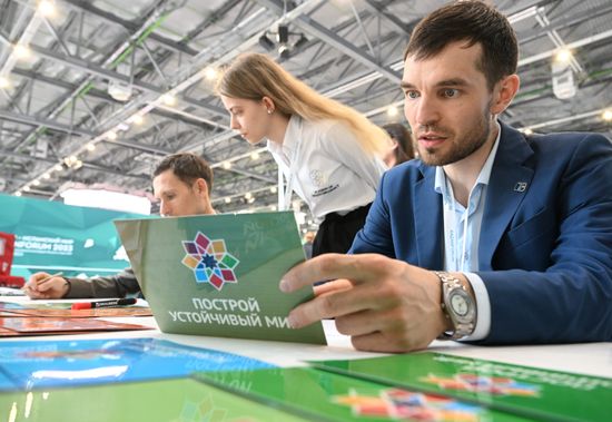 Participants in the Sustainable World Game, organized by the Youth Diplomacy Academy, part of the 14th International Economic Forum RUSSIA — ISLAMIC WORLD: KAZANFORUM. Crediting the source is mandatory when using the photo. Location: Russia, Republic of Tatarstan, Kazan. Author: Ilya Pitalev/ANO “Directorate for Sports and Social Projects”. KAZANFORUM 2023. Sustainable World Game