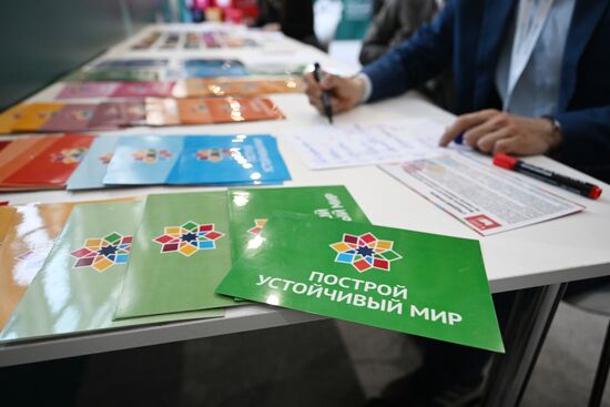 The Sustainable World Game flyers. The game is organized by the Academy of Youth Diplomacy as part of the 14th Russia - Islamic World: KazanForum International Economic Forum. Crediting the source is mandatory when using the photo. Location: Russia, Republic of Tatarstan, Kazan. Author: Ilya Pitalev/ANO “Directorate for Sports and Social Projects”. KAZANFORUM 2023. Sustainable World Game
