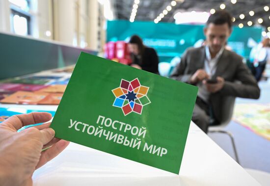 A participant in the Sustainable World Game holds the game flyer. The game is organized by the Academy of Youth Diplomacy as part of the 14th Russia - Islamic World: KazanForum International Economic Forum. Crediting the source is mandatory when using the photo. Location: Russia, Republic of Tatarstan, Kazan. Author: Ilya Pitalev/ANO “Directorate for Sports and Social Projects”. KAZANFORUM 2023. Sustainable World Game