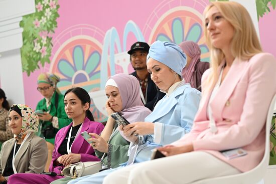 Participants in at the Beauty and Health According to Sharia Standards session held as part of the 14th Russia - Islamic World: KazanForum International Economic Forum. Crediting the source is mandatory when using the photo. Location: Russia, Republic of Tatarstan, Kazan. Author: Maksim Bogodvid/ANO “Directorate for Sports and Social Projects”. KAZANFORUM 2023. Beauty and health according to Sharia standards