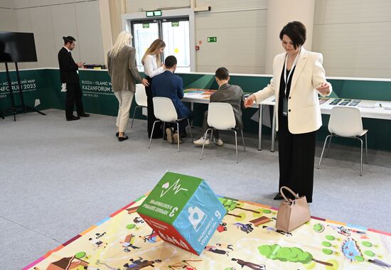 Participants in the Sustainable World Game, organized by the Academy of Youth Diplomacy as part of the 14th Russia - Islamic World: KazanForum International Economic Forum. Crediting the source is mandatory when using the photo. Location: Russia, Republic of Tatarstan, Kazan. Author: Ilya Pitalev/ANO “Directorate for Sports and Social Projects”. KAZANFORUM 2023. Sustainable World Game