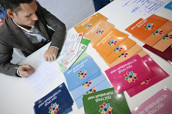 A participant in the Sustainable World Game, organized by the Academy of Youth Diplomacy as part of the 14th Russia - Islamic World: KazanForum International Economic Forum. Crediting the source is mandatory when using the photo. Location: Russia, Republic of Tatarstan, Kazan. Author: Ilya Pitalev/ANO “Directorate for Sports and Social Projects”. KAZANFORUM 2023. Sustainable World Game