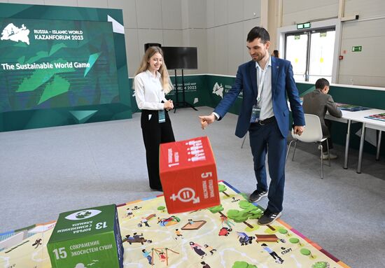 Participants in the Sustainable World Game, organized by the Academy of Youth Diplomacy as part of the 14th Russia - Islamic World: KazanForum International Economic Forum. Crediting the source is mandatory when using the photo. Location: Russia, Republic of Tatarstan, Kazan. Author: Ilya Pitalev/ANO “Directorate for Sports and Social Projects”. KAZANFORUM 2023. Sustainable World Game