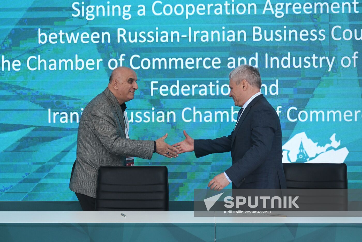 KAZANFORUM 2023. Signing documents