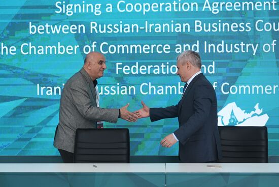 KAZANFORUM 2023. Signing documents