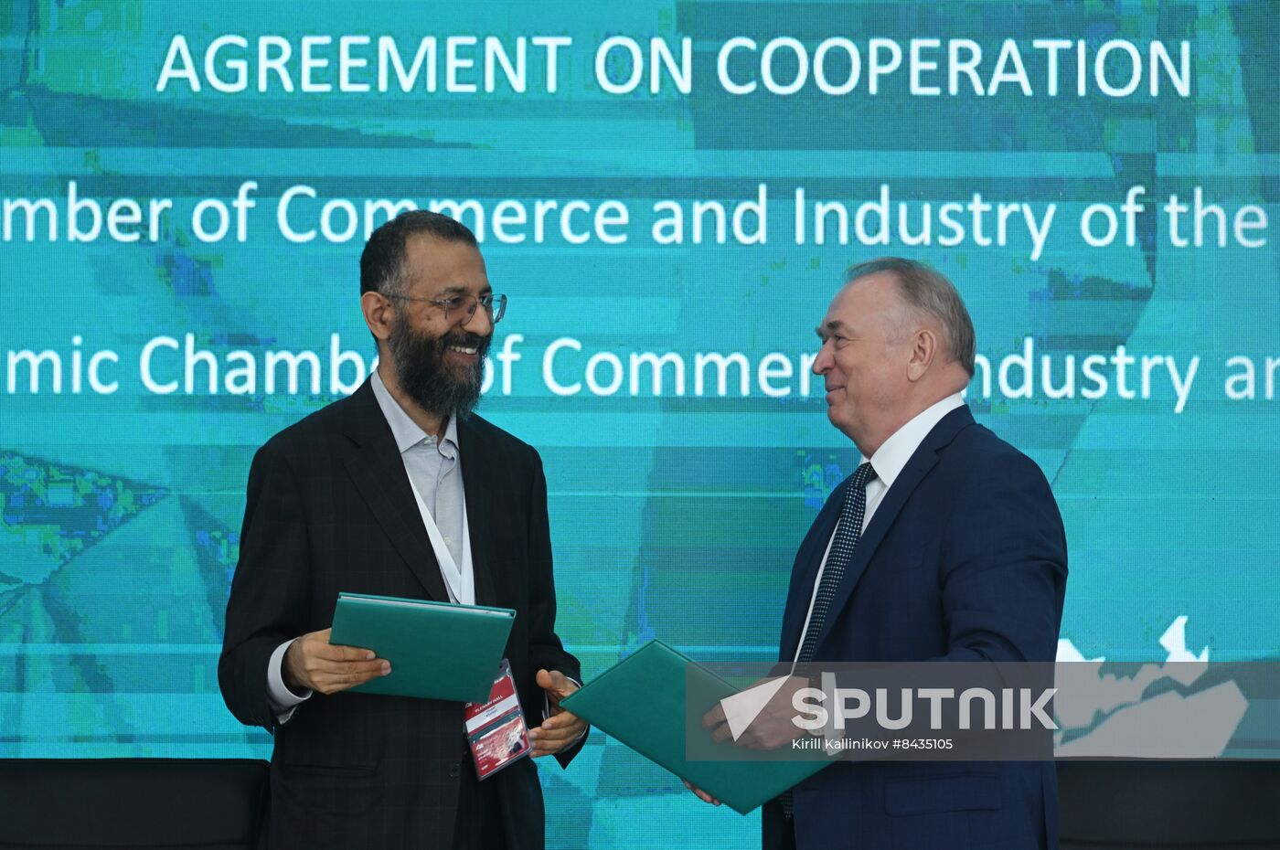 KAZANFORUM 2023. Signing documents