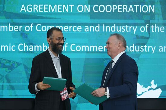 KAZANFORUM 2023. Signing documents