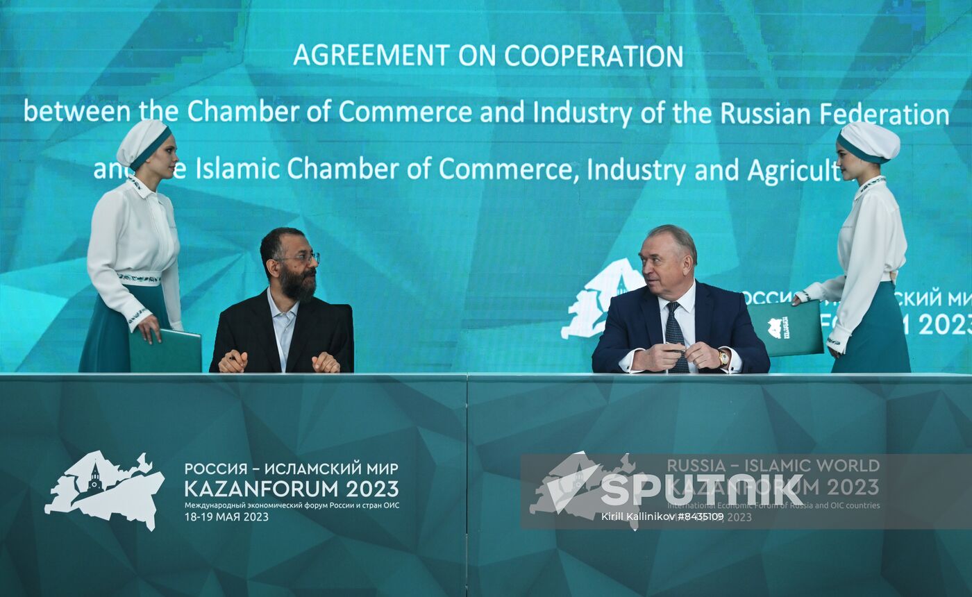 KAZANFORUM 2023. Signing documents