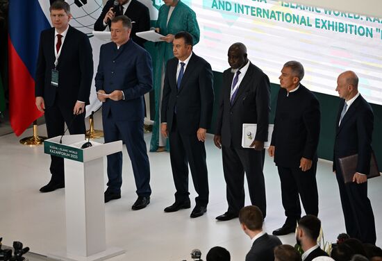 From left: Russian Minister of Economic Development Maxim Reshetnikov, Russian Deputy Prime Minister Marat Khusnullin, Prime Minister of Tajikistan Kokhir Rasulzoda, Ahmad Kavis Sengendo, Deputy Secretary General for Economic Cooperation, Organization of Islamic Cooperation, (Uganda), Head of the Republic of Tatarstan Rustam Minnikhanov and Deputy Speaker of the State Duma Alexander Babakov. Official opening ceremony of RUSSIA HALAL EXPO 2023, during the 14th Russia - Islamic World: KazanForum International Economic Forum. Crediting the source is mandatory when using the photo. Location: Russia, Republic of Tatarstan, Kazan. Author: Evgeny Biyatov/ANO “Directorate for Sports and Social Projects”. KAZANFORUM 2023. Official opening ceremony of international exhibition RUSSIA HALAL EXPO 2023