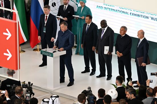 From left: Russian Minister of Economic Development Maxim Reshetnikov, Russian Deputy Prime Minister Marat Khusnullin, Prime Minister of Tajikistan Kokhir Rasulzoda, Ahmad Kavis Sengendo, Deputy Secretary General for Economic Cooperation, Organization of Islamic Cooperation, (Uganda), Head of the Republic of Tatarstan Rustam Minnikhanov and Deputy Speaker of the State Duma Alexander Babakov. Official opening ceremony of RUSSIA HALAL EXPO 2023, during the 14th Russia - Islamic World: KazanForum International Economic Forum. Crediting the source is mandatory when using the photo. Location: Russia, Republic of Tatarstan, Kazan. Author: Evgeny Biyatov/ANO “Directorate for Sports and Social Projects”. KAZANFORUM 2023. Official opening ceremony of international exhibition RUSSIA HALAL EXPO 2023
