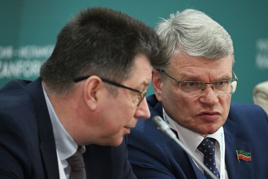 From left: Professor Sergei Saiganov, DSc (Medicine), Rector of Sechenov Northwestern State Medical University and Professor Alexei Sozinov, DSc (Medicine), Rector of Kazan State Medical University of the Russian Ministry of Healthcare, at a press conference on international cooperation of Russian universities with Kazakhstan and Uzbekistan, part of the 14th International Economic Forum RUSSIA — ISLAMIC WORLD: KAZANFORUM. Crediting the source is mandatory when using the photo. Location: Russia, Republic of Tatarstan, Kazan. Author: Ramil Sitdikov/ANO “Directorate for Sports and Social Projects”. KAZANFORUM 2023. Press conference on international cooperation of Russian universities with Kazakhstan and Uzbekistan