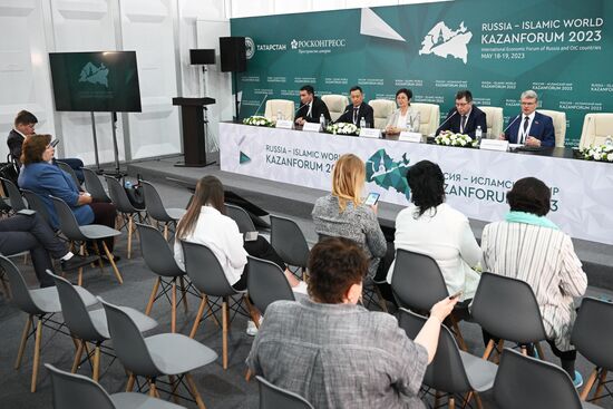 Participants in a press conference on international cooperation of Russian universities with Kazakhstan and Uzbekistan, part of the 14th International Economic Forum RUSSIA — ISLAMIC WORLD: KAZANFORUM. Crediting the source is mandatory when using the photo. Location: Russia, Republic of Tatarstan, Kazan. Author: Ramil Sitdikov/ANO “Directorate for Sports and Social Projects”. KAZANFORUM 2023. Press conference on international cooperation of Russian universities with Kazakhstan and Uzbekistan