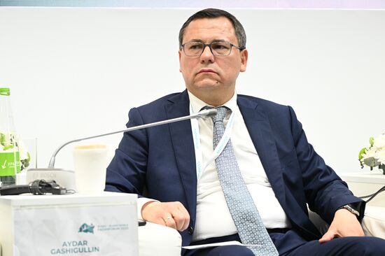 Russian Trade Delegate to the Republic of Türkiye Aidar Gashigullin takes part in the panel discussion Exporting IT Solutions to OIC Countries, part of the 14th International Economic Forum RUSSIA — ISLAMIC WORLD: KAZANFORUM. Crediting the source is mandatory when using the photo. Location: Russia, Republic of Tatarstan, Kazan. Author: Maksim Bogodvid/ANO “Directorate for Sports and Social Projects”. KAZANFORUM 2023. Exporting IT Solutions to OIC Countries