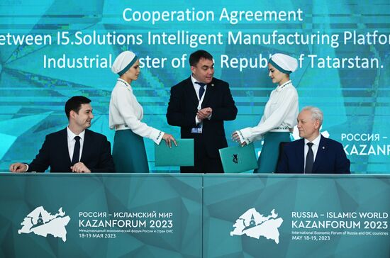 KAZANFORUM 2023. Signing documents
